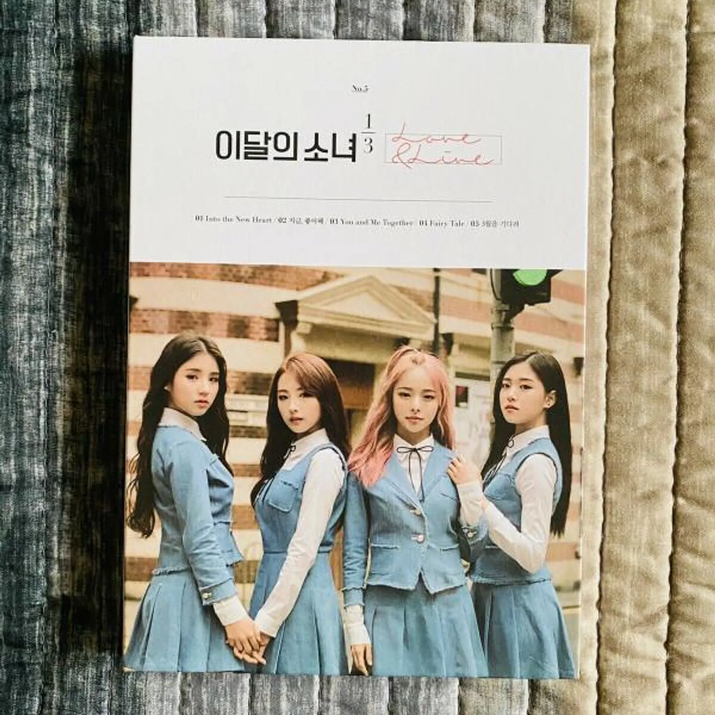 LOONA LOVE & LIVE (1ST MINI ALBUM) CD