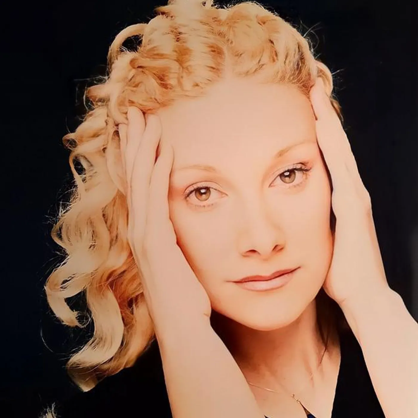 Ana Cirré Brand Page