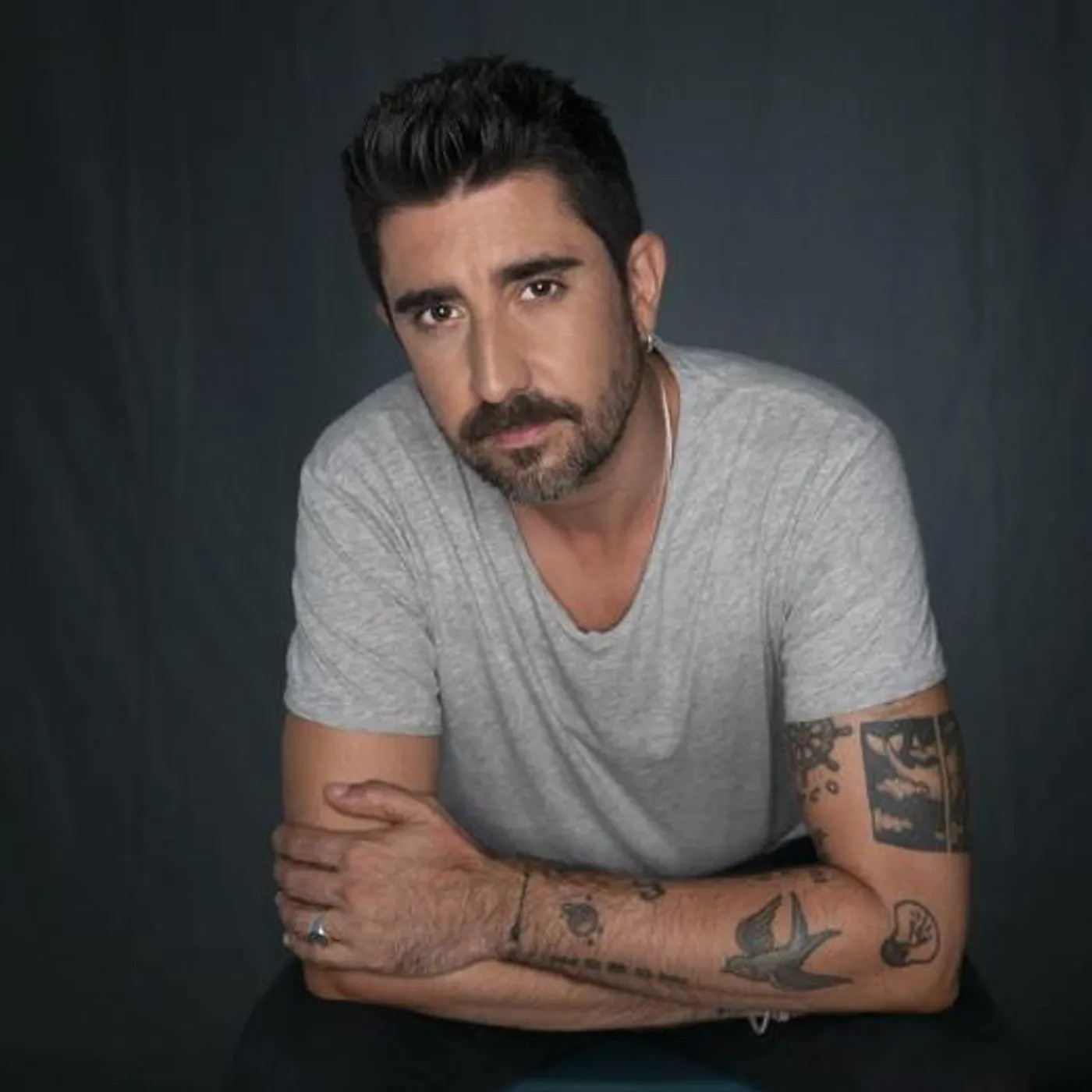 Alex Ubago Brand Page