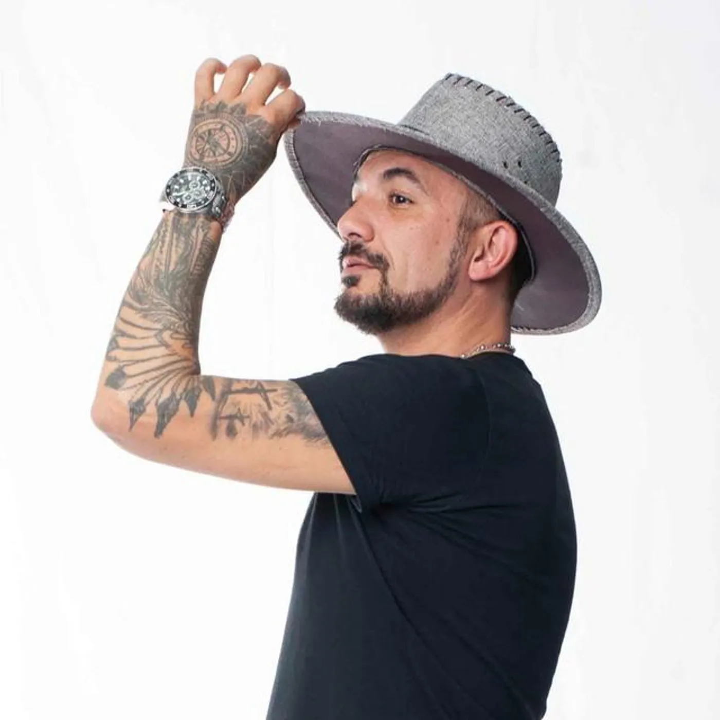 Ezequiel Y La Clave Brand Page