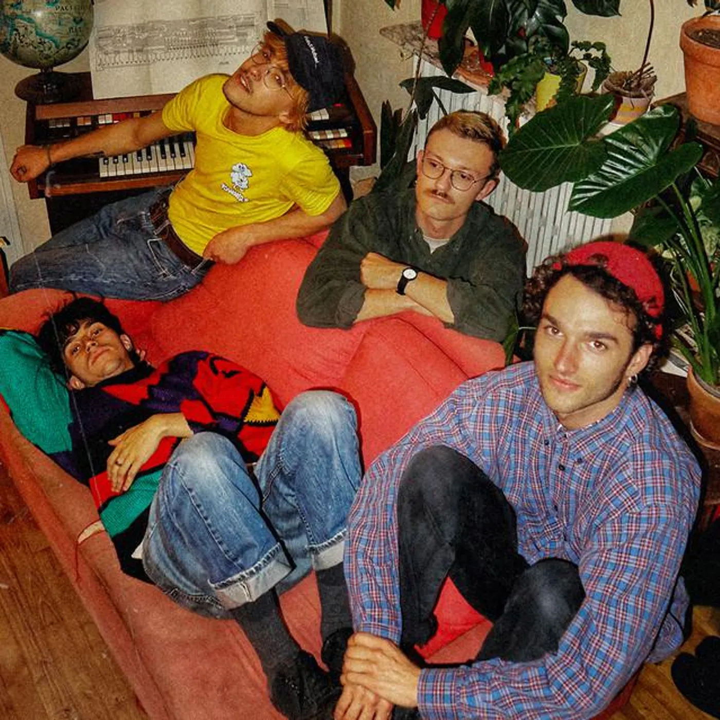 HOLA LAUREL Brand Page