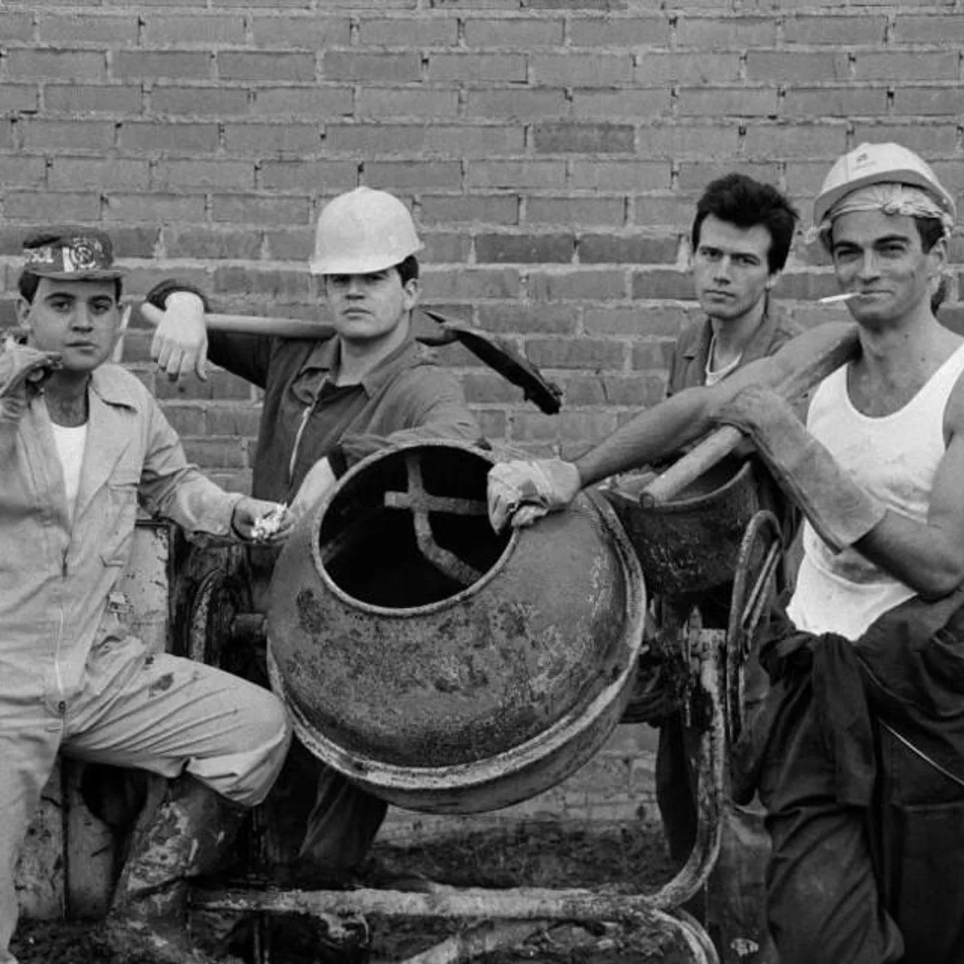 LOS NIKIS Brand Page