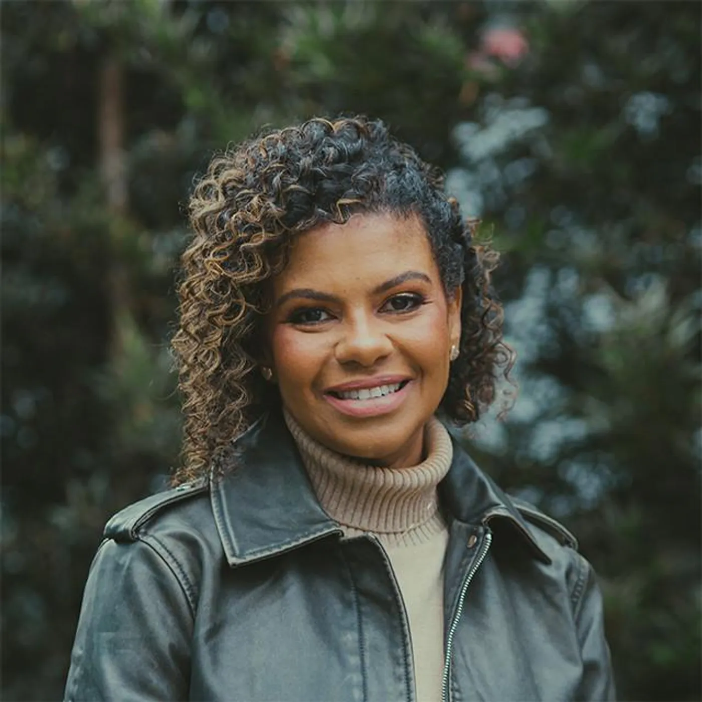 Nívea Soares Brand Page