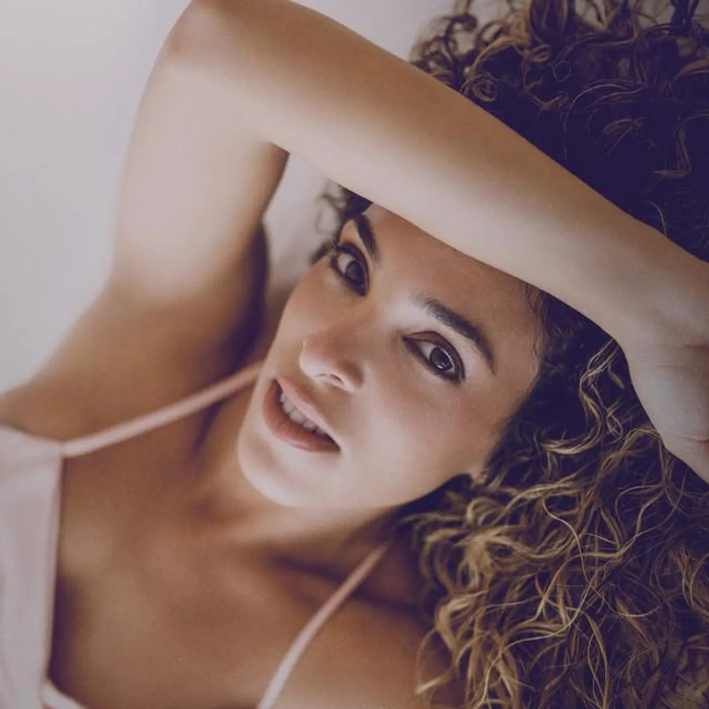 Sarah Menescal Brand Page