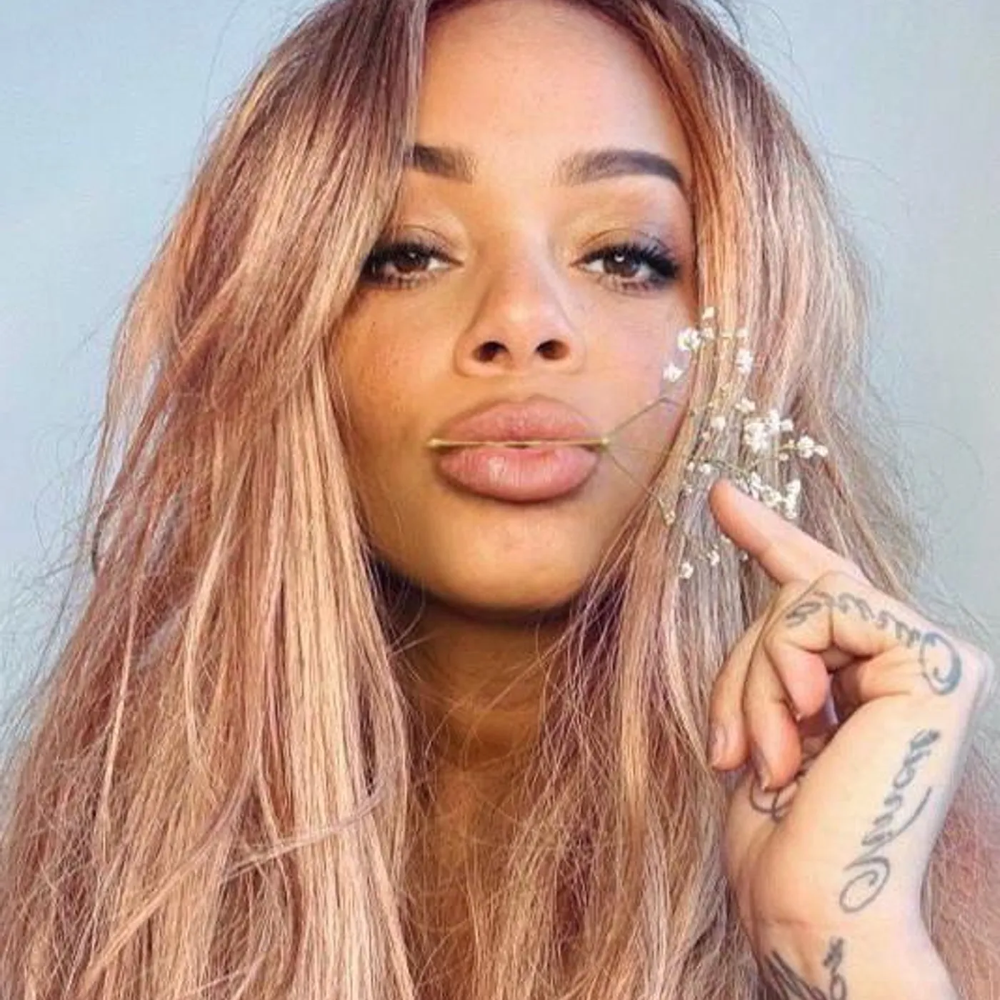 Shola Ama Brand Page