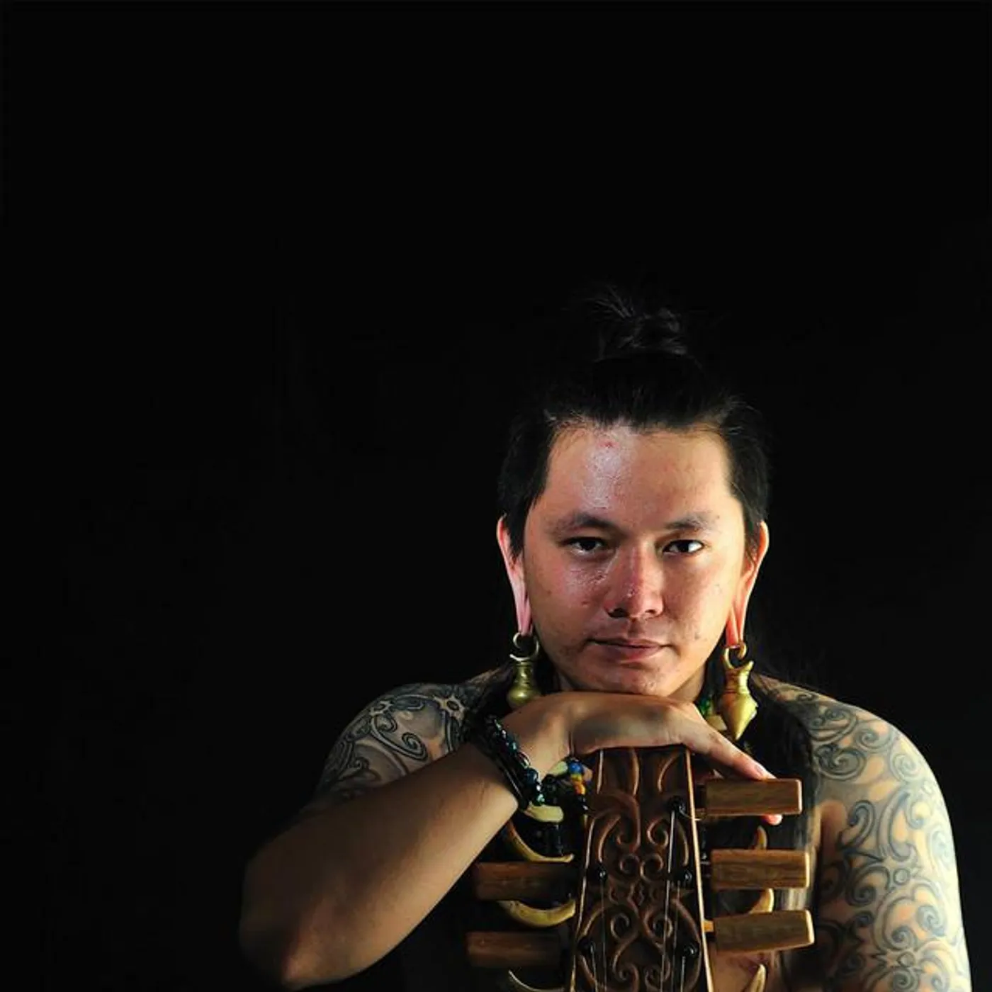 Uyau Moris Brand Page