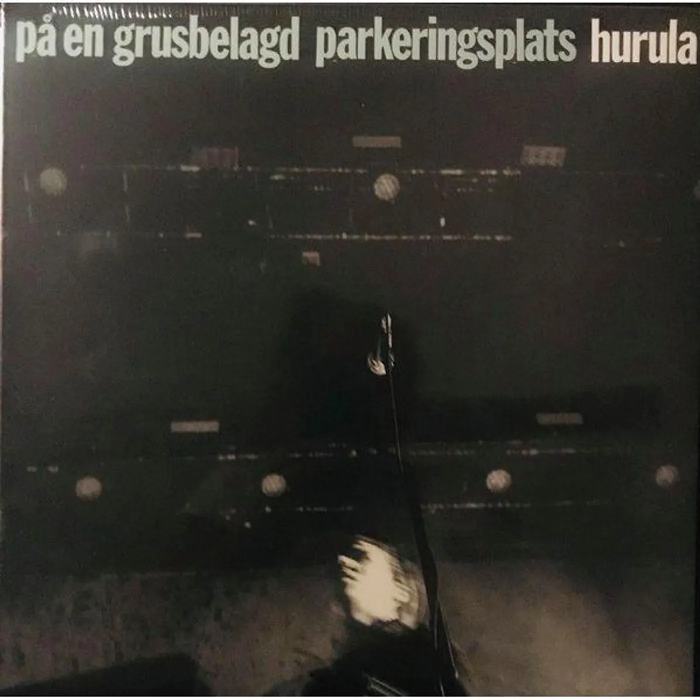 Hurula PA EN GRUSBELAGD PARKERINGSPLATS CD