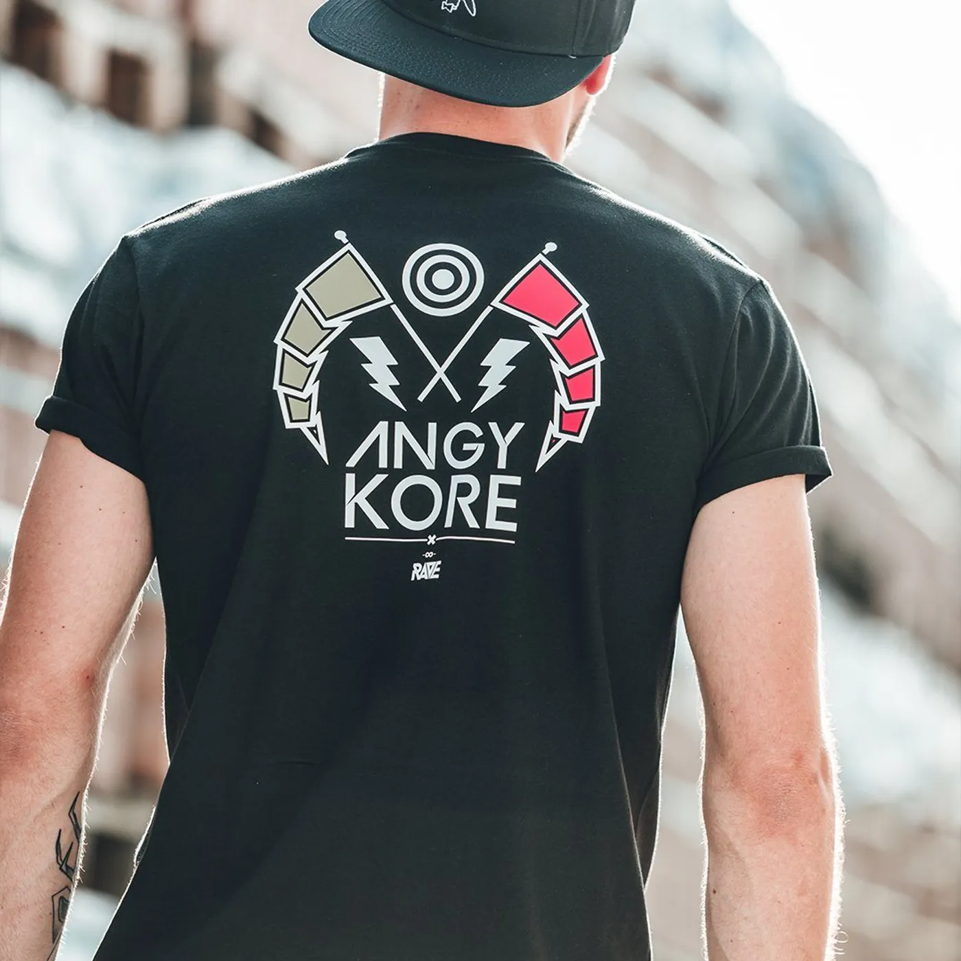 AnGy KoRe x RAVE Clothing T-Shirt in schwarz