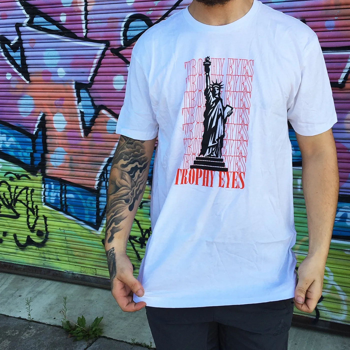 Trophy Eyes Statue T-shirt (White)