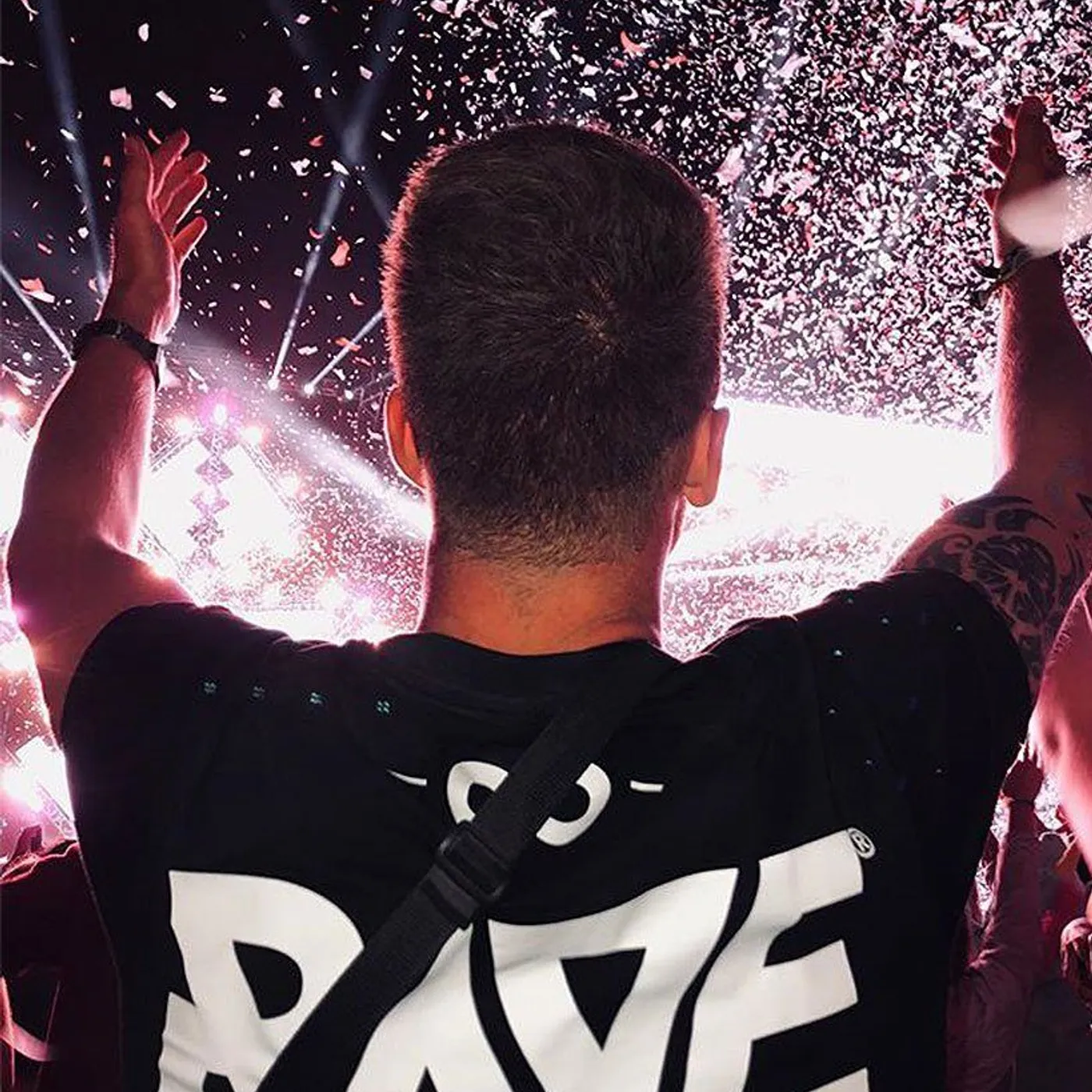 Rave Clothing RAVE Gang T-Shirt in schwarz